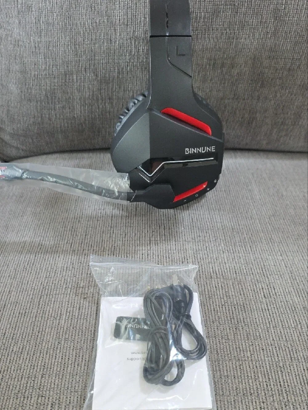 Binnune Black and Red Wireless Gaming Headset BW01, New In Box.
